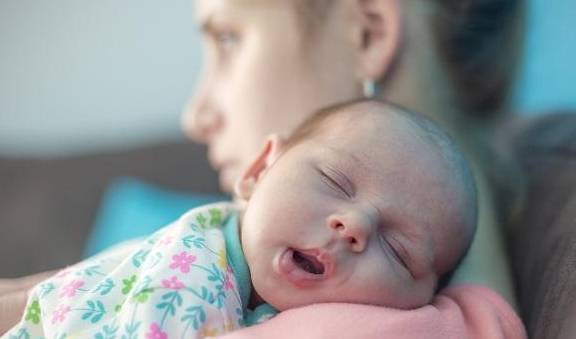 母乳喂养时,宝宝总是吃吃停停,多数是这三个原因,你知道几条？