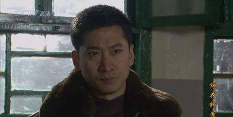 2003年《梅花档案》里智勇双全的龙飞,2008年《夜幕下的哈尔滨》里
