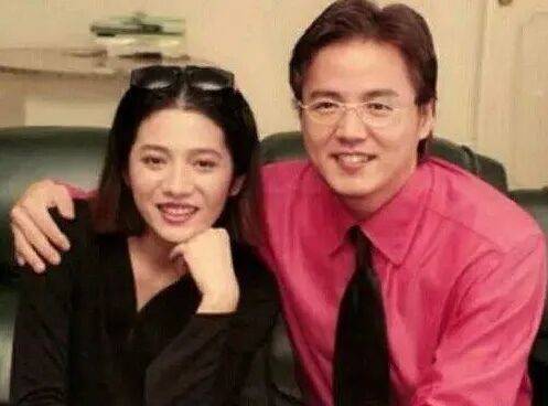 背着全社会骂名的,因为那时候林瑞阳已经结婚还有孩子了,发妻叫曾哲贞