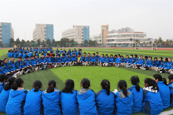 目前全县共有定远中学,第一初中,实验小学,民族小学,新区实验小学,池