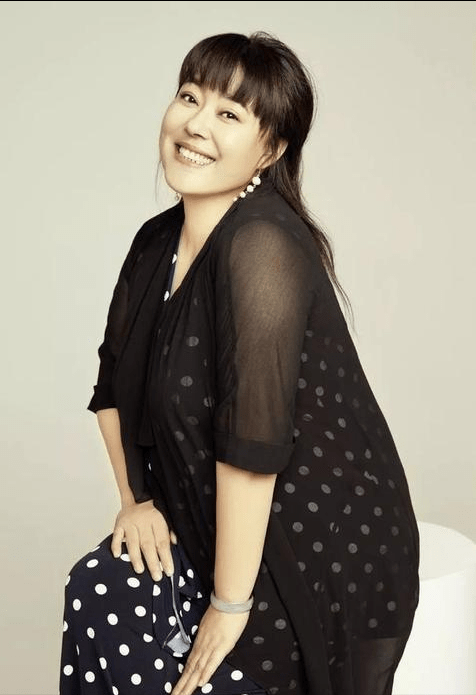 弃养高位截瘫养子,被500名副导演封杀的李菁菁,现在样