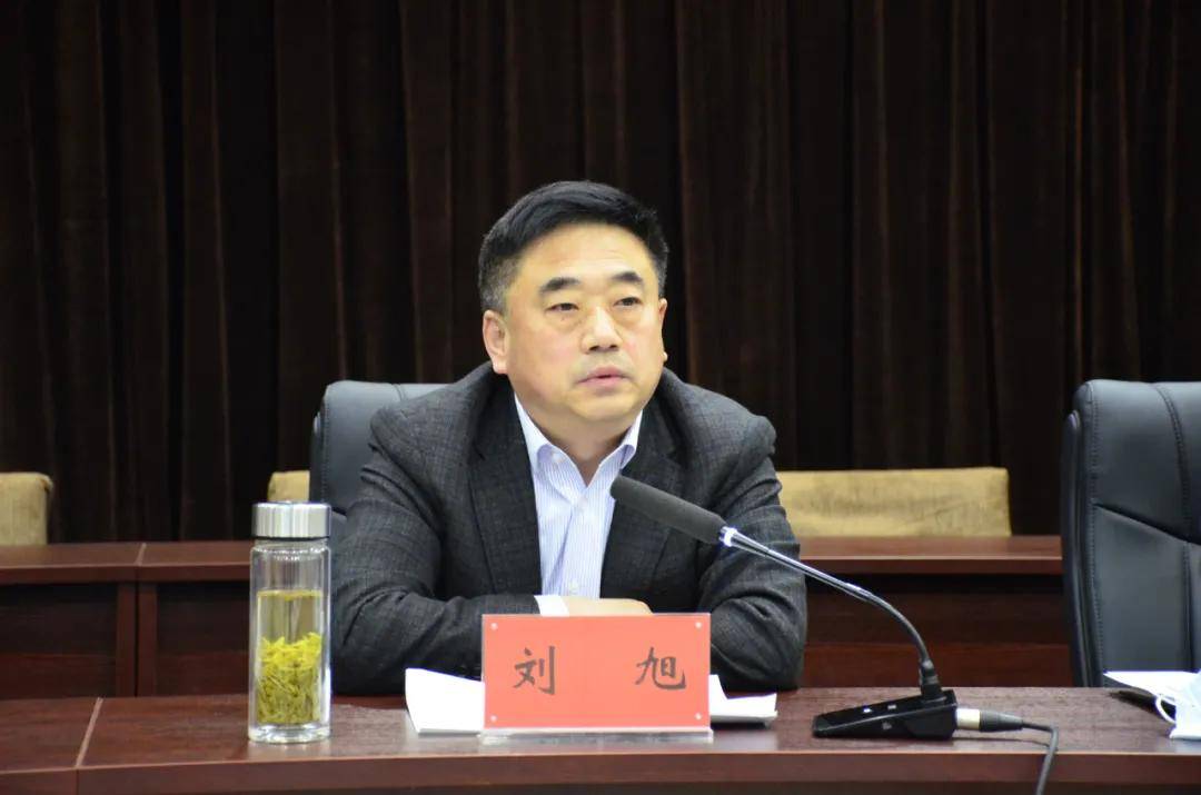 县委常委,县长吴鹏,县人大常委会主任刘旭,县政协主席李贤明分别结合