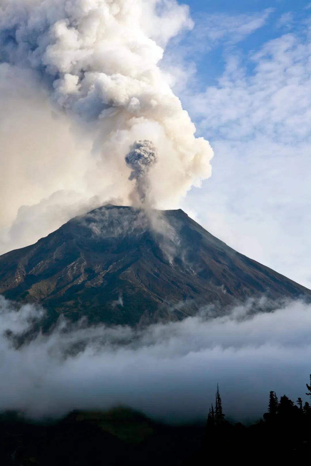 汤加的海底火山喷发了_中国"淡定哥"直播汤加火山喷发