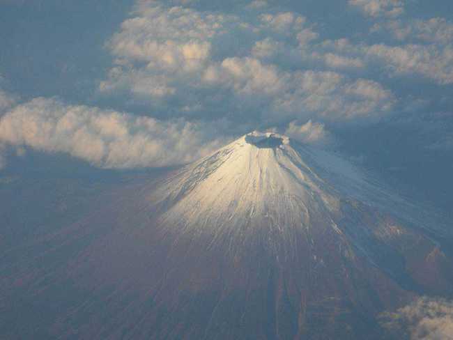 富士山火山是一个大型复合型火山,有过多次不同类型的喷发,在过去2000