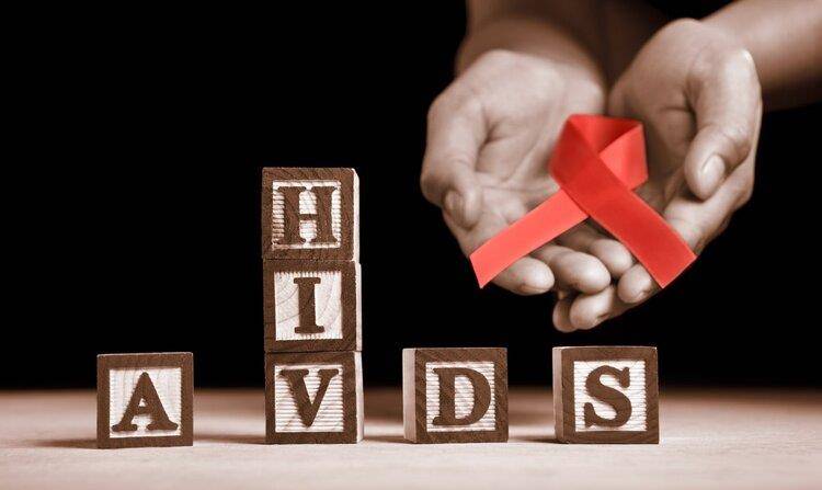 药感染hiv病毒后,由于病毒在体内的复制发展需要一定时间,hiv感染者可