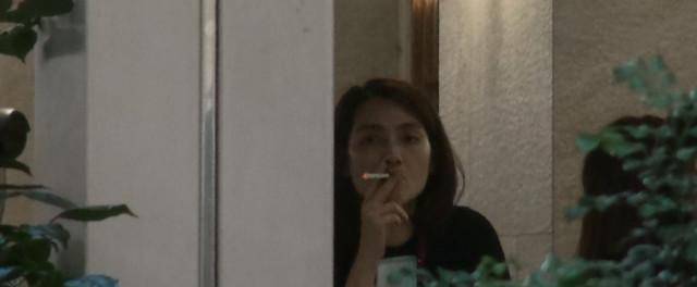 原创女神形象破灭洪欣遇烦心事找闺蜜解闷两个小时不到抽半盒烟