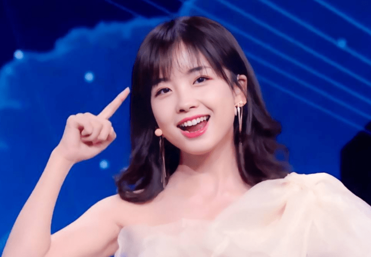 原创王冰冰无惧流言蜚语高调亮相央视网络春晚甜美笑容俘获众人
