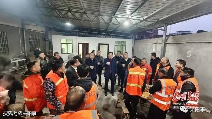 耒阳:温馨"年夜饭" 情暖城市"美容师"_尹建恒_活动_市容