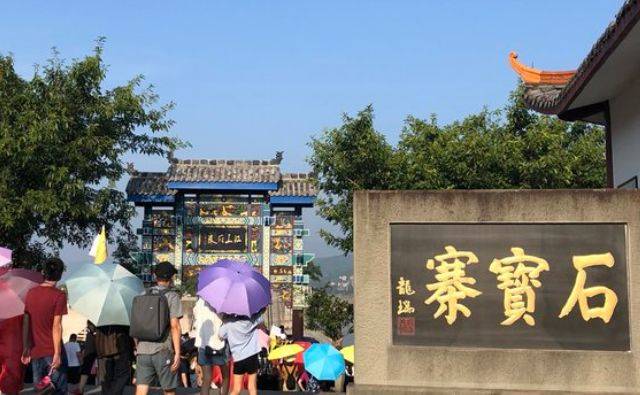这就是位于位于重庆市忠县境内长江北岸的石宝寨,被誉为江上明珠,是