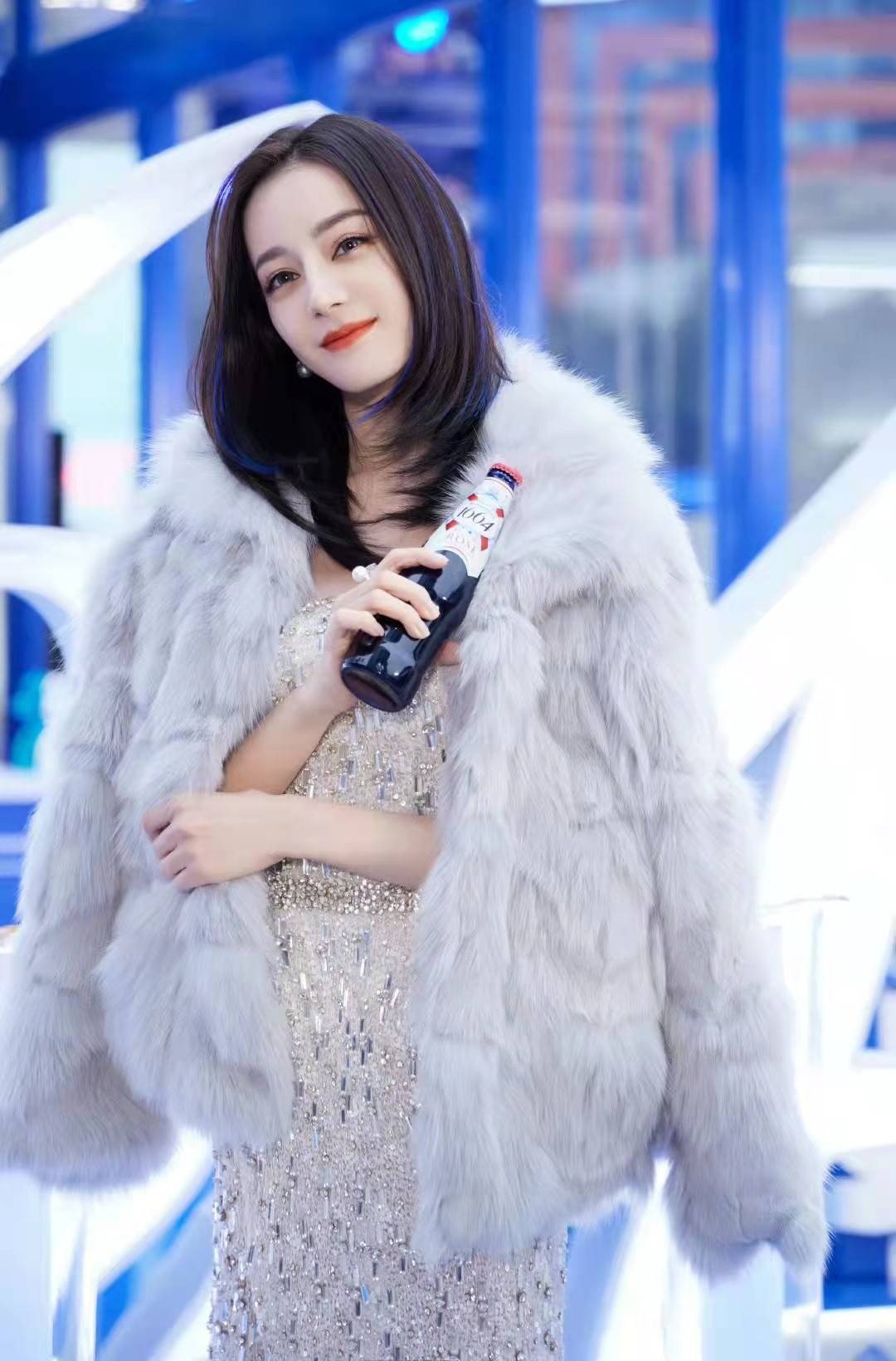迪丽热巴造型好美穿亮片修身裙配皮草外套保暖好看又性感