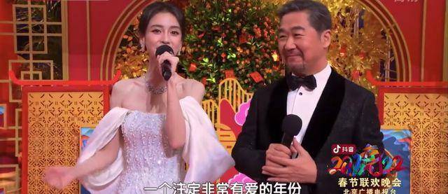 静态图片可以看到她的眼睛和苹果肌可以看到明显的旧状态,眼睛里还有