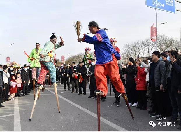 定兴传统高跷亮相非遗小镇