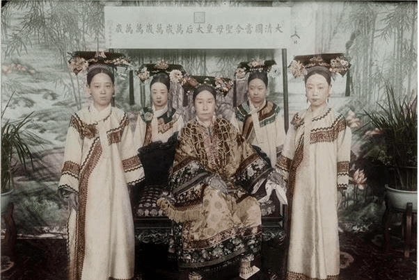 慈禧长得有多漂亮,为什么咸丰皇帝那么喜欢她?_慈安_妃子_地位