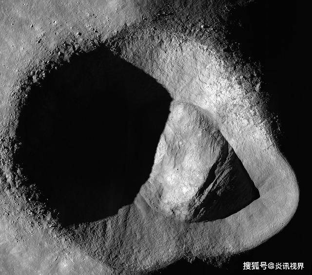 月球上最神秘的陨石坑:不自然的椭圆形,中间还有一个巨型结构_莱德