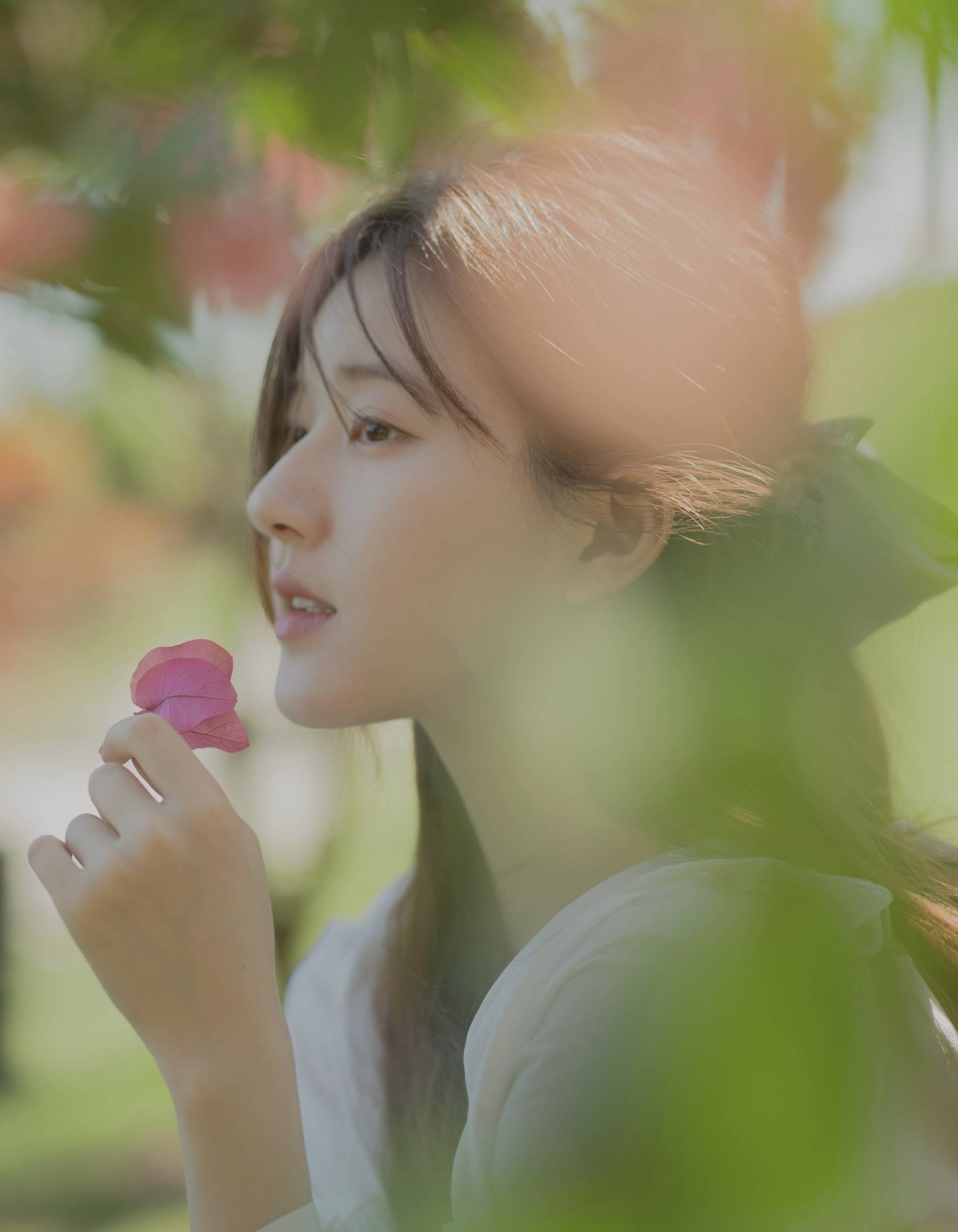 赵露思海边繁花写真阳光正好清纯少女太养眼