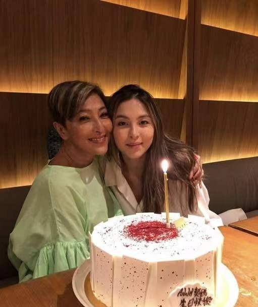 香港老牌明星女儿任达华女儿17岁成超模张兆辉女儿神似钟嘉欣