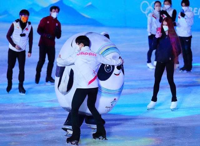 原创我不要面子的吗羽生结弦起哄叫冰墩墩跳个4a冰墩墩气得不搭理他