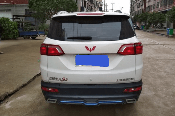 五菱宏光s3的车尾也加装了包围件,车主告诉我们其实本打算买辆宝骏510
