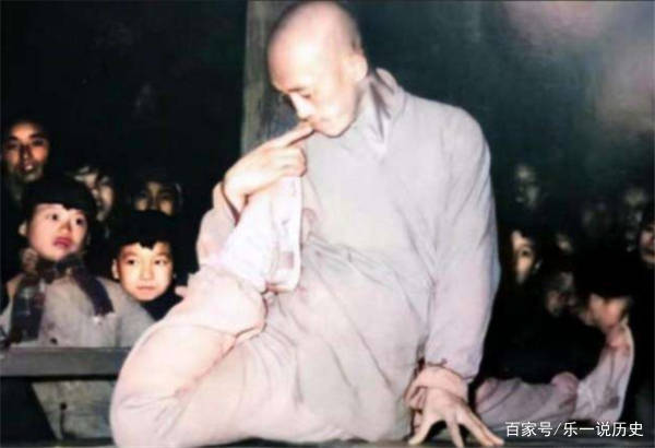 海灯法师77岁凭二指禅倒立走红,此举却成人生污点,真相到底怎样_少林