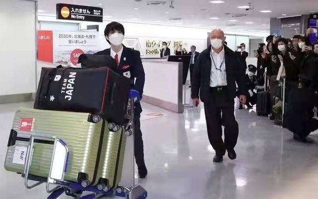 原创羽生结弦安全抵达粉丝机场慰问收获无数粉丝冰墩墩信件