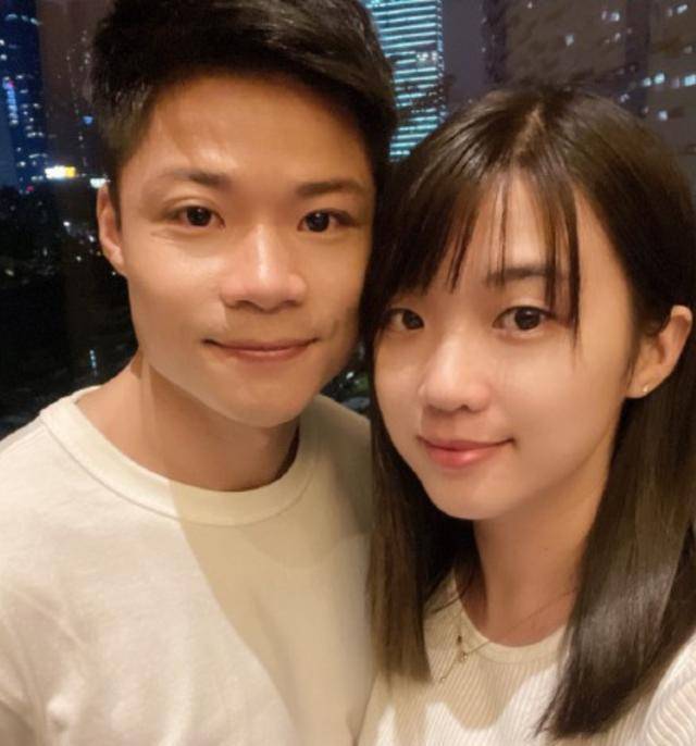 苏炳添罕晒照庆结婚五周年,紧搂妻子不放手,二人脸贴脸恩爱十足_林