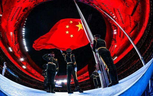 当五星红旗升起,置身鸟巢之内,当光从地面到顶膜结构的碗边所形成的
