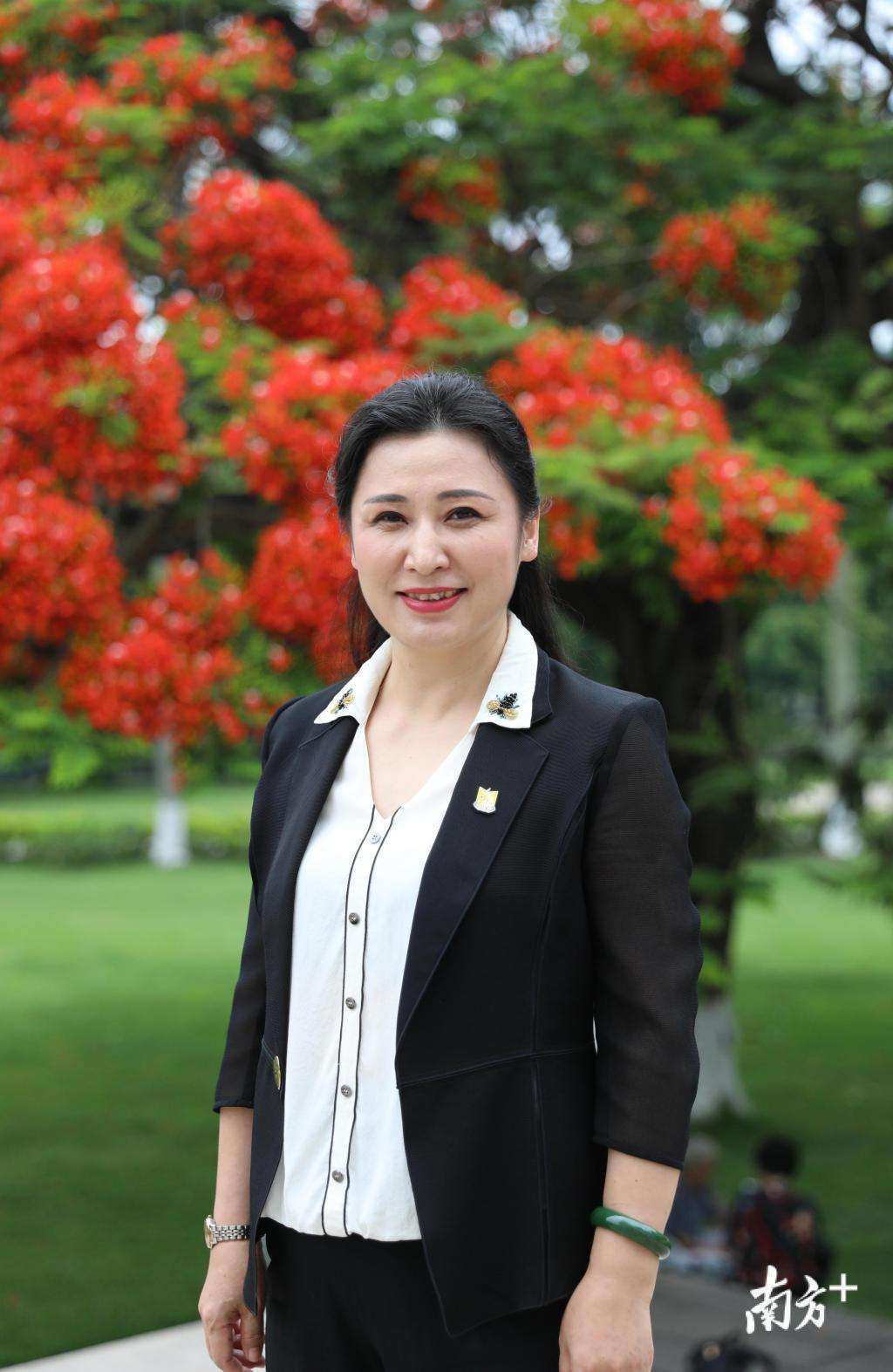 49岁担任校长,今年54岁气质奇佳_姜虹_教育_大学