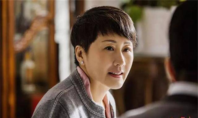 原创国民婆婆张凯丽嫁地产大亨全家幸福至今23岁女儿貌美如花