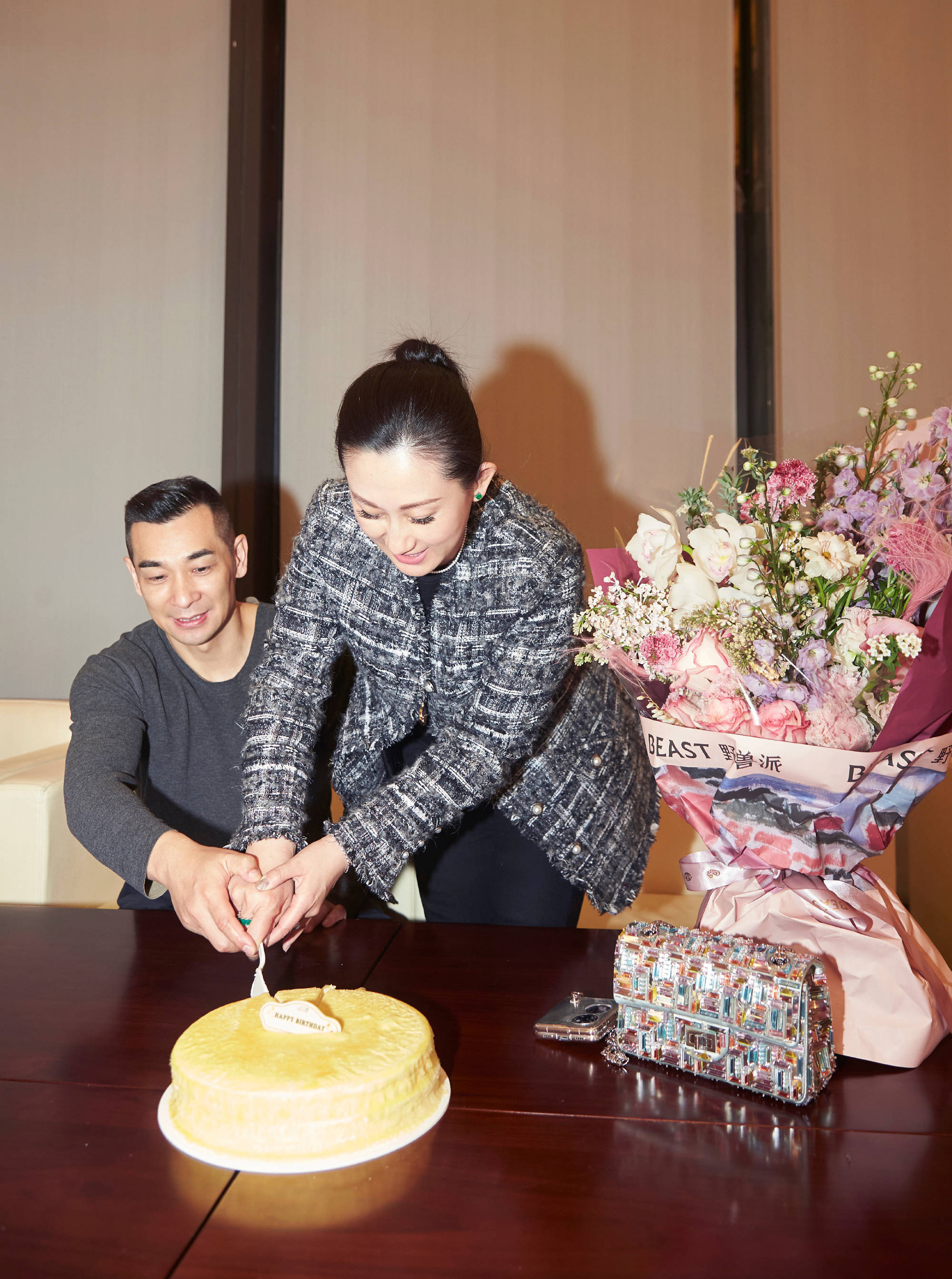 赵文卓为妻子张丹露庆生儿女相伴一家人温馨十足