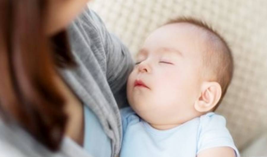 为啥宝宝会吃母乳就睡,放下来一会儿就醒？宝宝的需求妈妈要了解