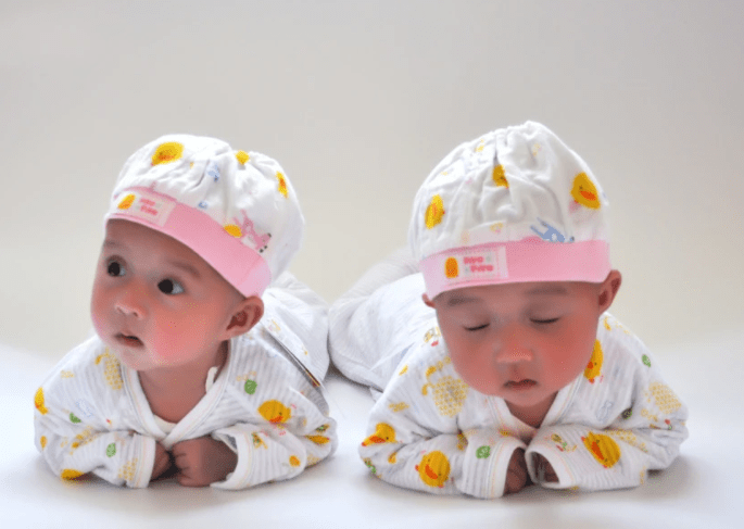 双胞胎谁当＂老大＂,医生和产妇说了不算,或许要看哪个娃运气好