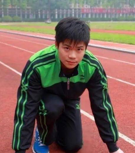 一个月后,还没有初中毕业的苏炳添便被这个教练招入了中山体校.