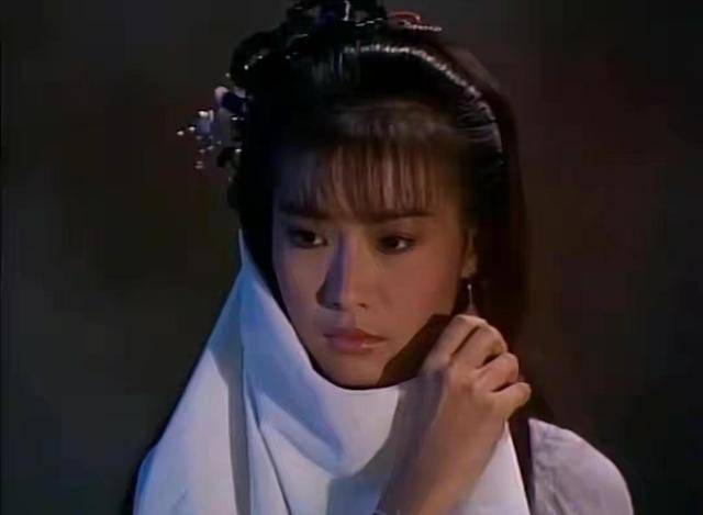 她心情洋溢时,眼睛像极了天上的星光,熠熠生辉,耀眼夺目,令人难忘.
