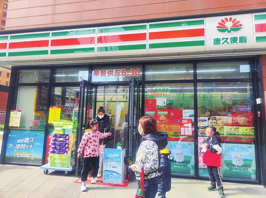 记者李若男摄3月2日,在太原长风西街今度烘焙蛋糕店,市民小李拿着选购