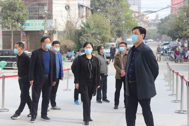 邓州市副市长刘红梅到解放商城学校检查疫情防控工作
