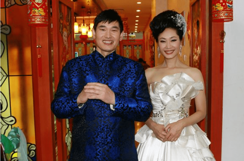 不过比较狗血的时候,于文华正与老公闹离婚的时候,传出了于文华与朱