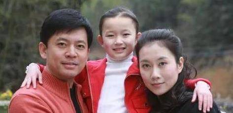 国家一级演员何政军,婚后28年才爆出妻子,生活这么甜