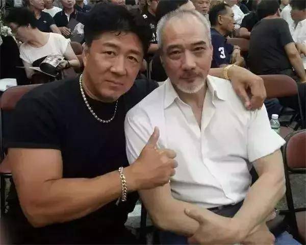 港片肌肉男,被誉为新一代成龙,为了母亲息影,50多岁再