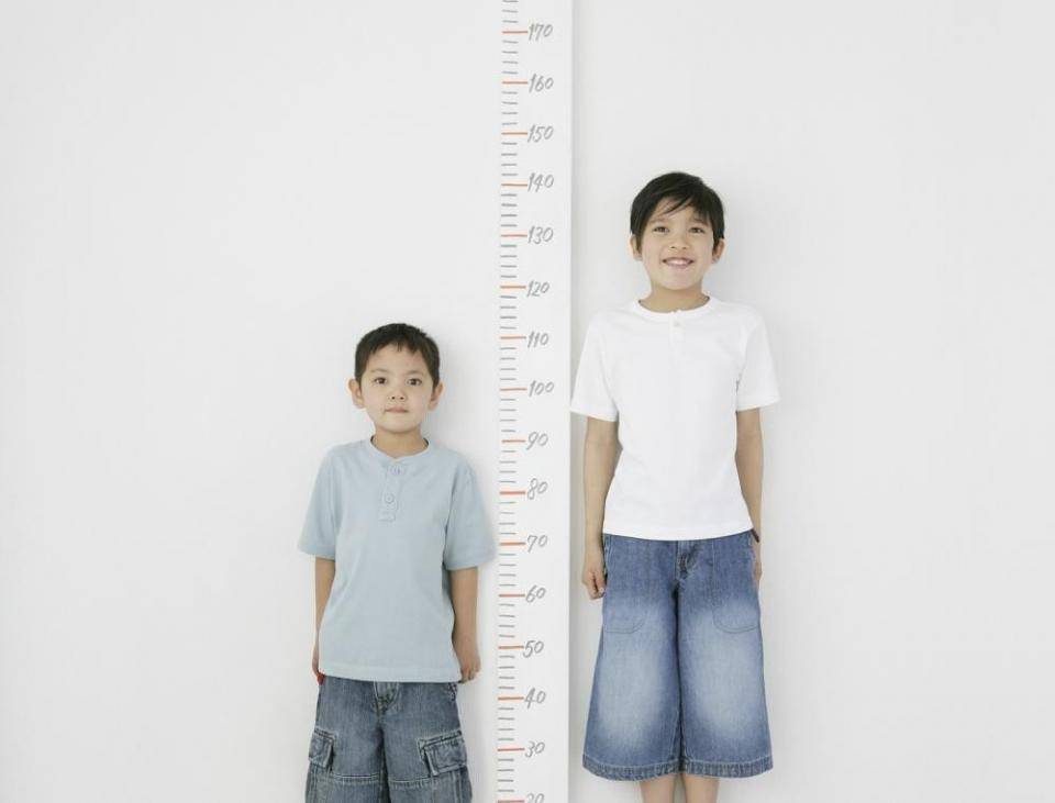 男孩身高多数在这个年龄定型,太早属于性早熟,过晚也可能难长高