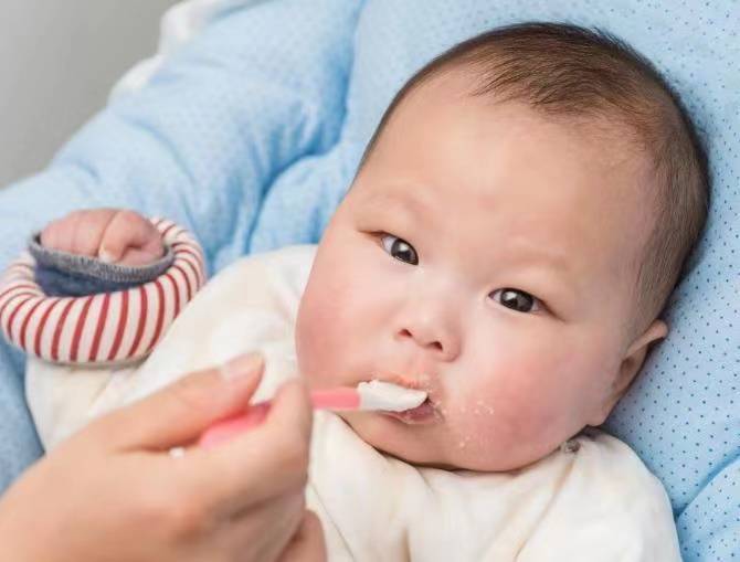 宝宝开始添加辅食时,先喝奶还是先吃米糊？妈妈别犯糊涂