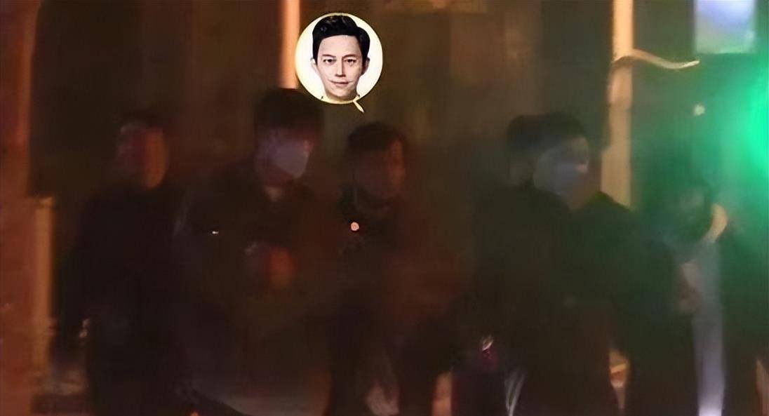 几年前,费启鸣靠一支"你前男友和现男友同时掉进水里,我当你男朋友"的