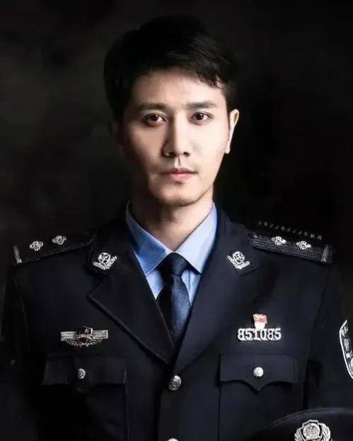 明星穿警服照张家辉最飒吴彦祖帅气杨幂颜值担当最后的最经典