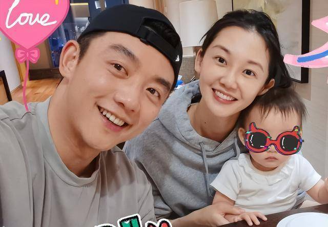 原创苗苗首次晒婚房郑恺坐女儿小板凳办公杨颖送小酸奶学步车实用