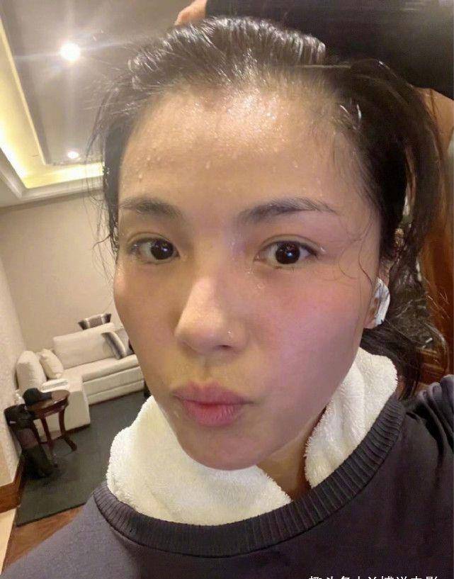 刘涛辟谣婚变后晒健身自拍素颜怼脸自信满满皮肤水嫩不像43岁