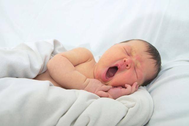 哺乳时,为啥宝宝总是吃一会睡一会？这背后的原因,有点让人意外