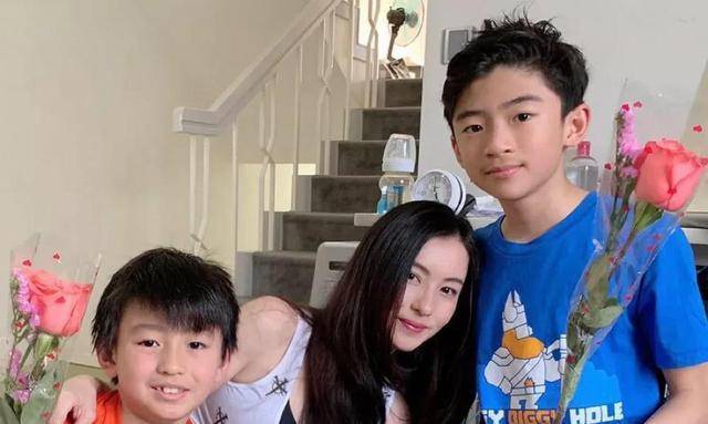 正值青春期的lucas正值青春期,长大后的他合影也不肯露脸,这段时候