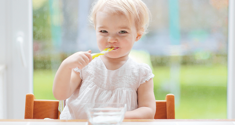 一岁后宝宝多喝奶还是多吃饭？家长别搞错,会影响娃智力发育