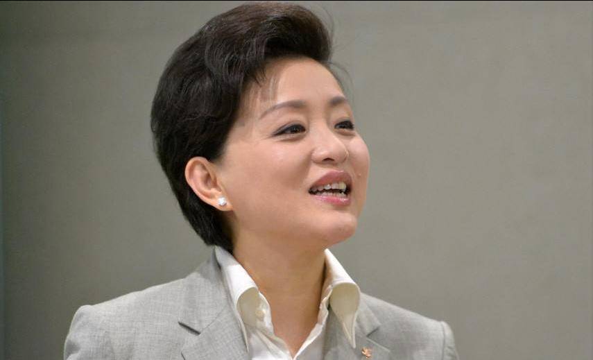知名主持人杨澜:直播带货引争议,卖4件套变成和老百姓抢饭吃?
