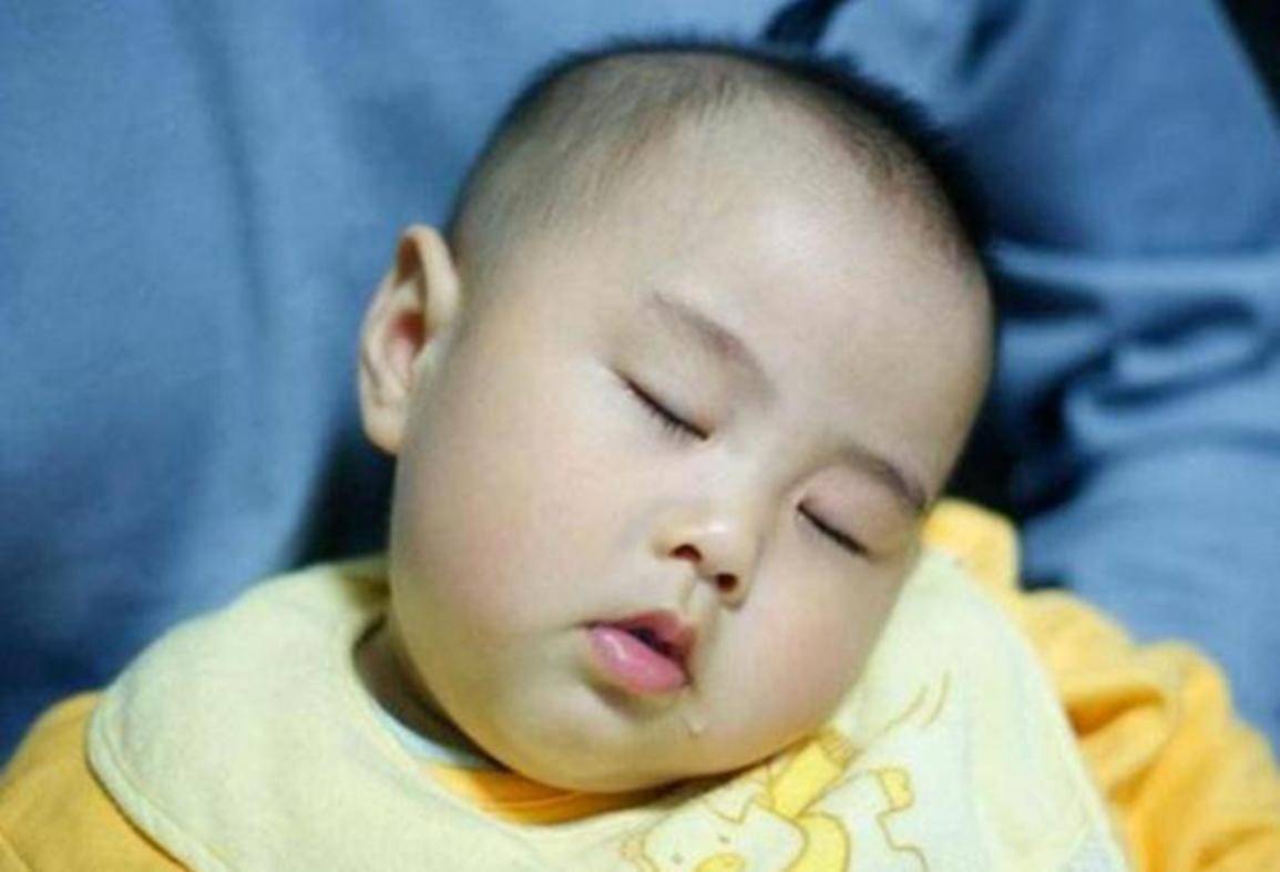 寶寶睡覺有這些現象,說明可能是吃太飽惹的禍,不重視寶寶會遭罪