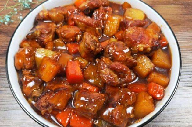 土豆炖排骨,是我们餐桌上常吃的菜肴之一,味道浓郁,简单易做.